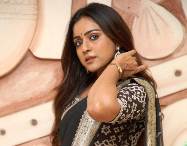 Vithika Sheru Black Saree Photos